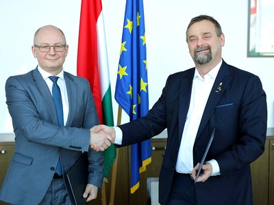KH&NÉBIH_aláírás_0179_j.JPG