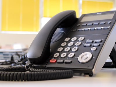 office-out-of-office-phone-work-461080.jpg